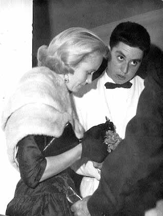 Eva Marie Saint-i autografo bat eskatzen. 1959
