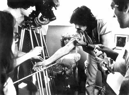 Dirigiendo la escena del "pico", en Arrebato. 1979.